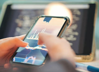 Ein Anleger überprüft den transparenten Prozess für Auszahlung und Geldtransfer